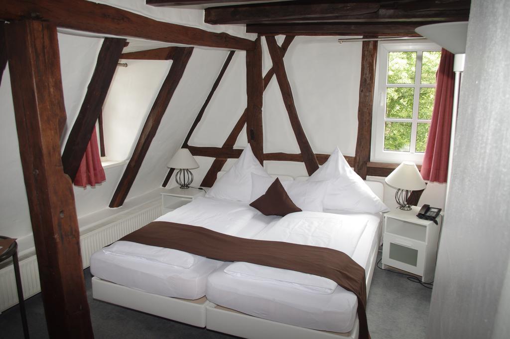 Hotel Restaurant Altes Badhaus Eberbach  Rum bild